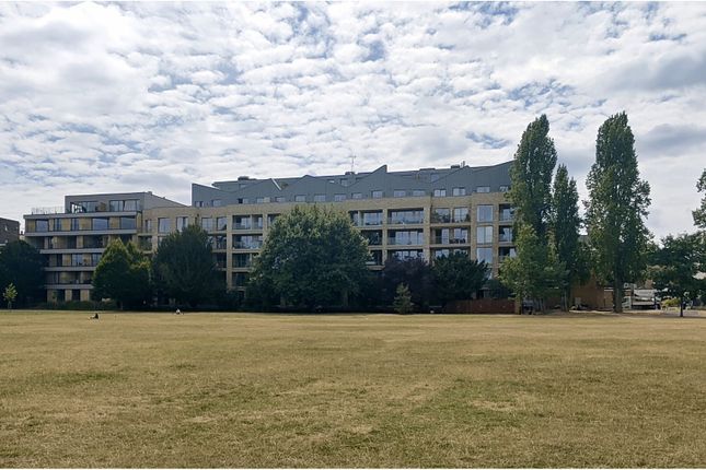 Flat for sale in Espalier Gardens, London