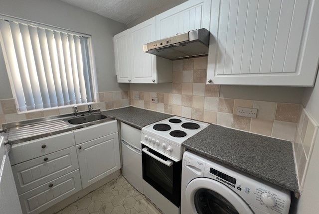 9, Alden Court, Morley, Leeds, West Yorkshire photo 4