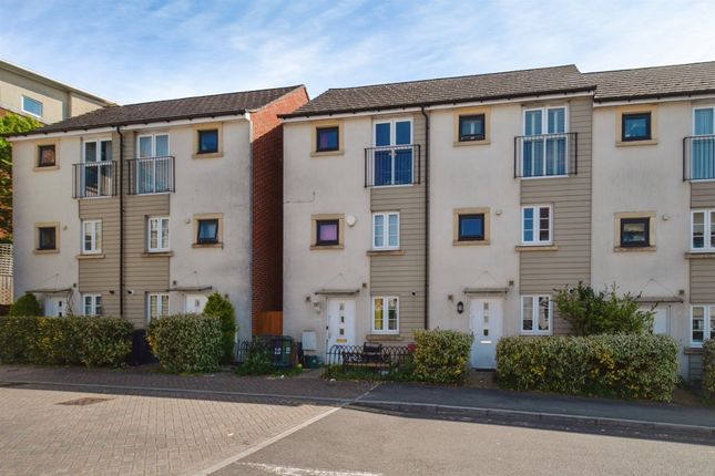 3-bed house on 233, Sinclair Drive, Basingstoke, £395,000