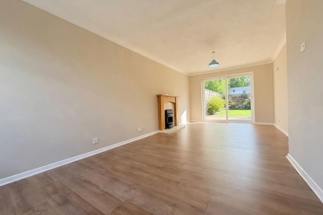 6, French Gardens, Camberley photo 4
