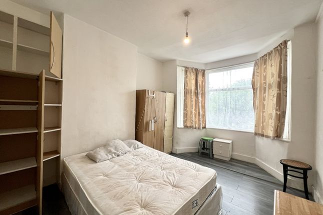 First-Floor Studio Flat Available To Rent In Mitcham