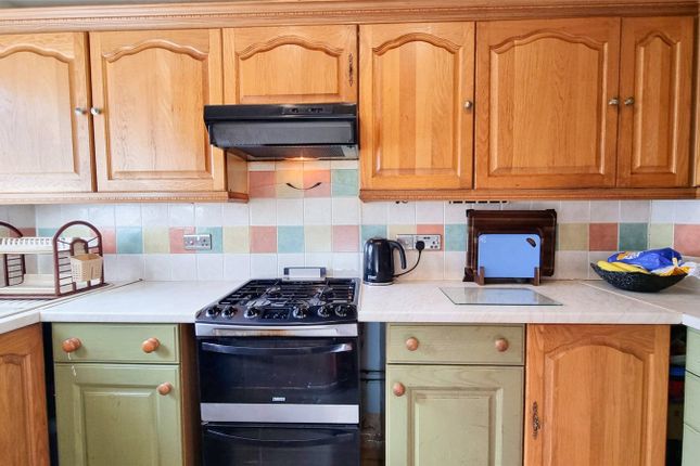 70, Withey Meadows, Horley photo 3