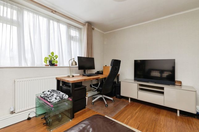 14 Avenue Court,, Claybury Broadway, Ilford photo 3