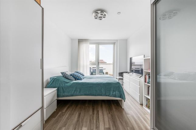 Flat to rent in Avenue Road, Acton