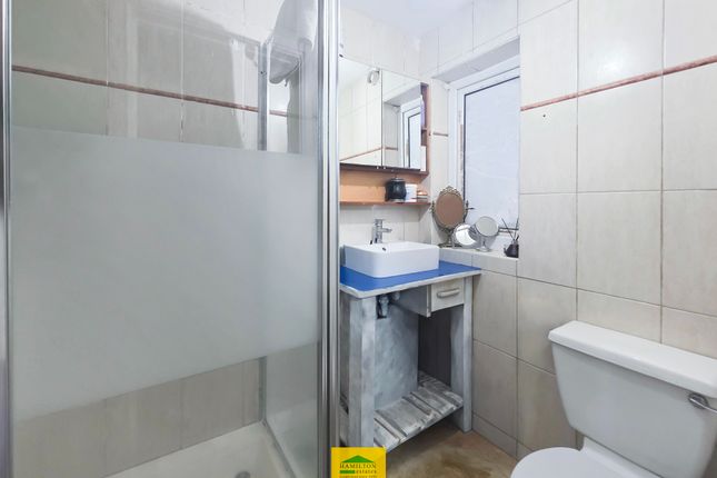 122, Crest Road, London photo 4