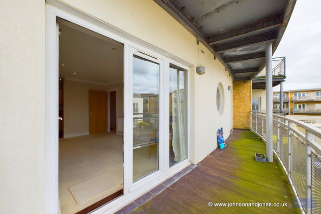 Flat for sale in Bridge Wharf, Chertsey