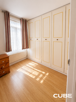 64 , Inglehurst Gardens, Ilford photo 5