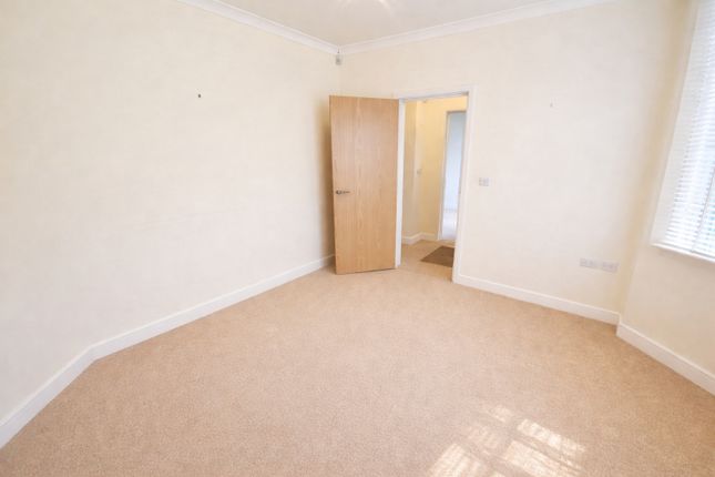 113 Chalet Estate, Hammers Lane, London photo 3