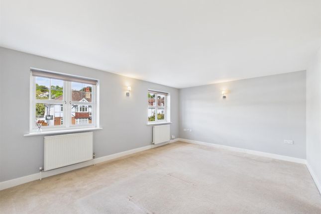 Flat 4, 183, Chipstead Valley Road, Coulsdon photo 3