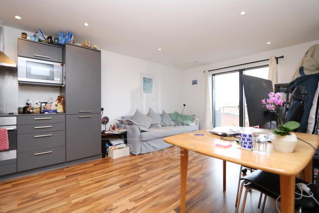Flat to rent in Kings Quarter Apartments, Copenhagen Street, Islington