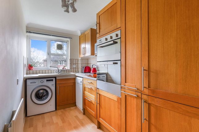 2 Deacon Court ,Godstone Road, Surrey photo 3