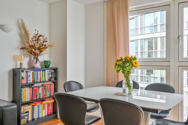 Flat for sale in Fairmont Avenue, Canary Wharf, London