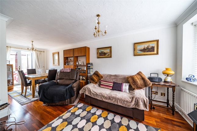 16, Aspen Park Drive, Hertfordshire photo 2