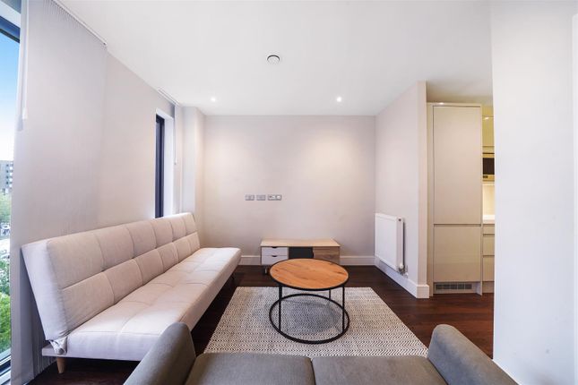 Flat to rent in Avalon Point, Silvocea Way, London