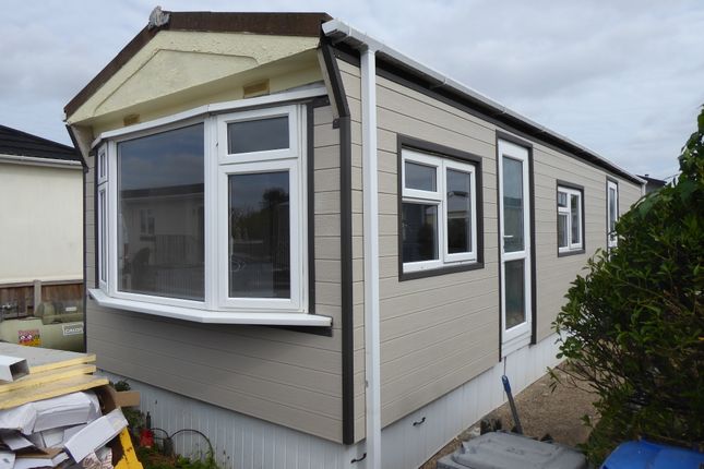 2-bed caravan on 1, Wey Avenue, Penton Park, Mixnams Lane, Chertsey, Surrey, £135,000
