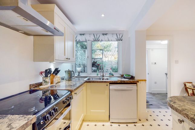 Flat to rent in Ravensbourne Road, London