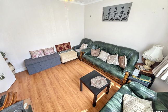 19, High Mead, Luton photo 2