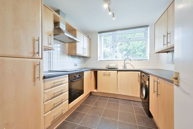Holt Close, Borehamwood photo 4