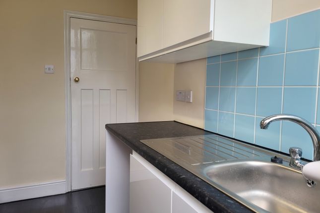 214, Upminster Road South, Rainham photo 3