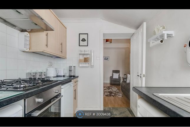 Flat, Selsdon Road South Croydon, London photo 2