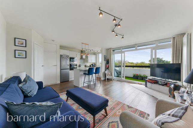 Flat for sale in Victoria Drive, London