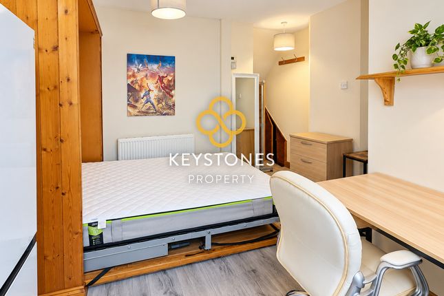 Flat Room 1, 168, Avon Way, Colchester photo 5