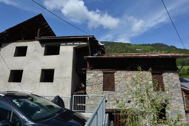 Detached house for sale in Montagny, 69700, France