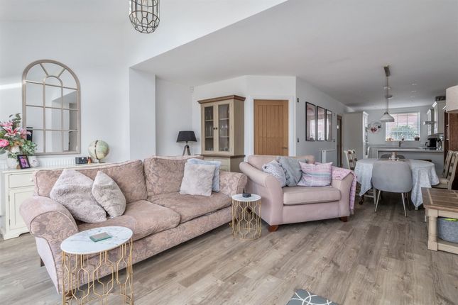 5 Osprey Close, Macclesfield photo 3