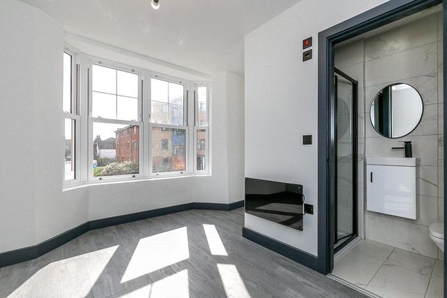 Studio house on Room 2, Flat 3, 83a, Brighton Road, Surrey, £850/mo