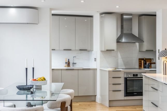 Flat Second Floor Flat, 97, Cadogan Lane, London photo 4