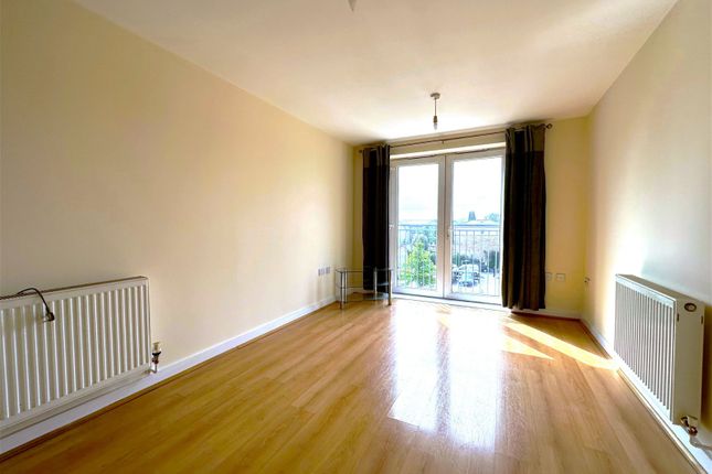 Flat to rent in Waxlow Way, Northolt