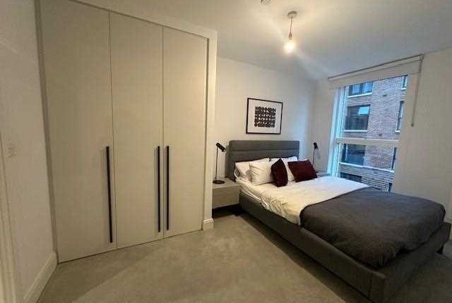 Flat to rent in Stoke Gardens, Slough