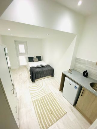 Room to rent in Bencroft Road, London