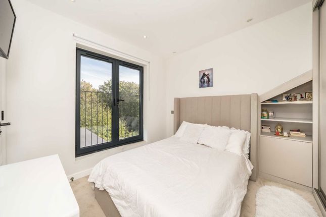 Flat 5, 26, Inglis Road, London photo 4