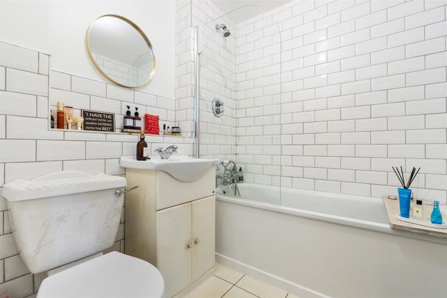 Flat for sale in Victory Road, London