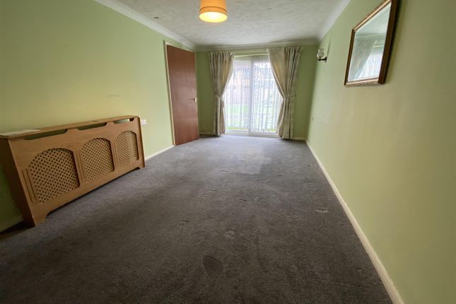 16, Portland Close, Romford photo 3