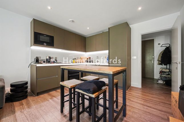 Flat 16, Turner Court, Bevenden Street, London photo 4