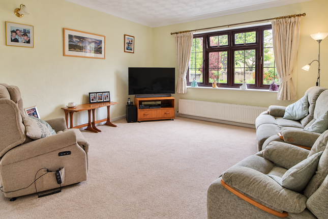 183, Hazleton Way, Waterlooville photo 4