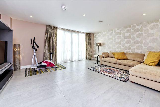 Terraced house to rent in St. Peters Square, Ravenscourt Park, London