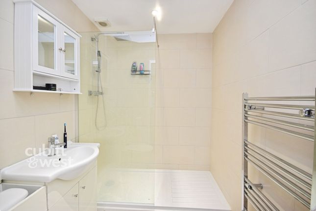 3, Regal House, 2, Monson Road, Redhill photo 4