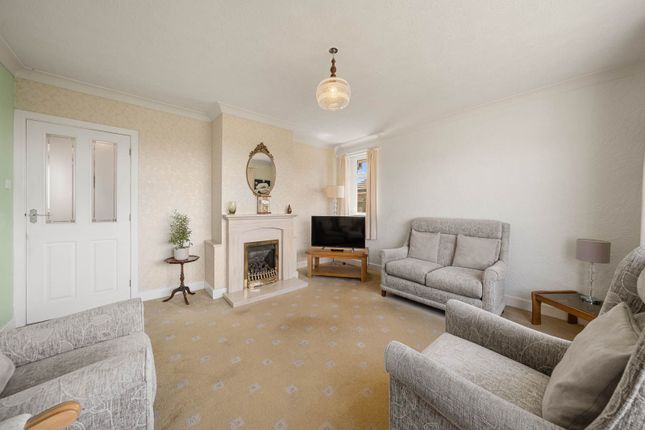 6, Hill Close, Huddersfield photo 2