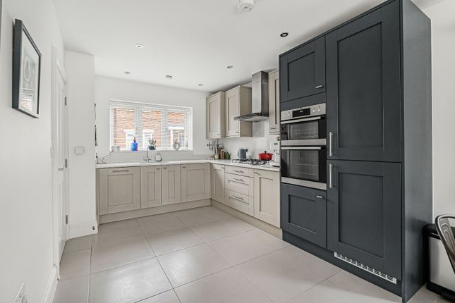 2, Brook Meadow, Aylesbury photo 4