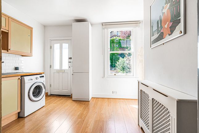 Flat 2, 21, Wodeland Avenue, Guildford photo 4