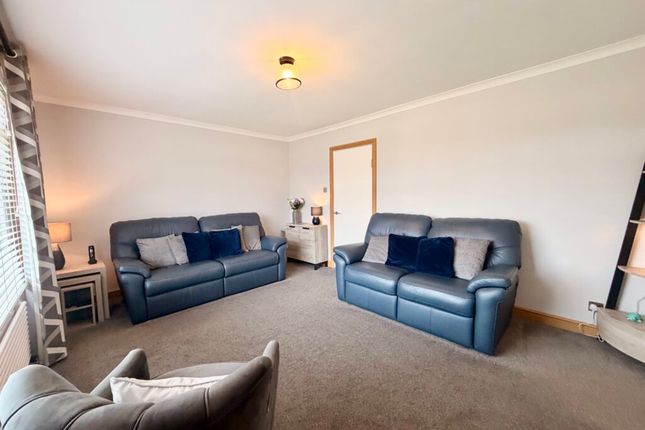 8, Meikle Crescent, Greengairs photo 4