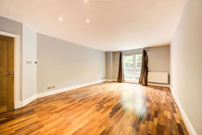 Flat to rent in Beckford Close, Kensington, London