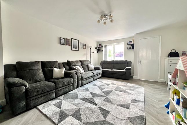 20, Hunters Way, Slough photo 4