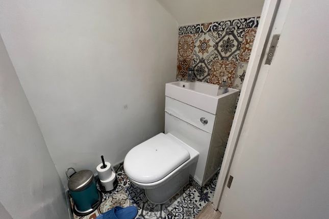 152, Uxbridge Road, Hatch End photo 3