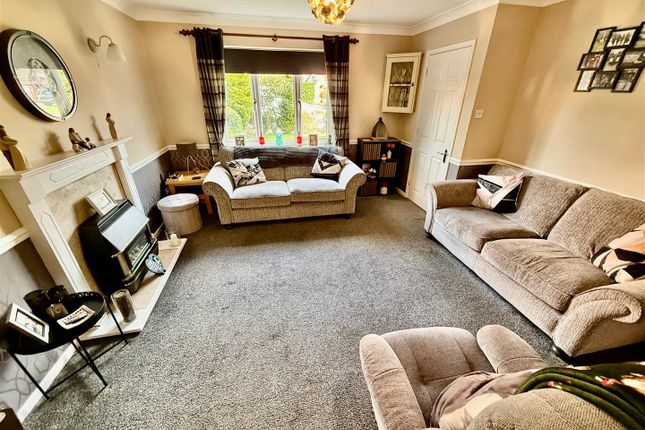 10, Aspen Grange, Weston Rhyn photo 2