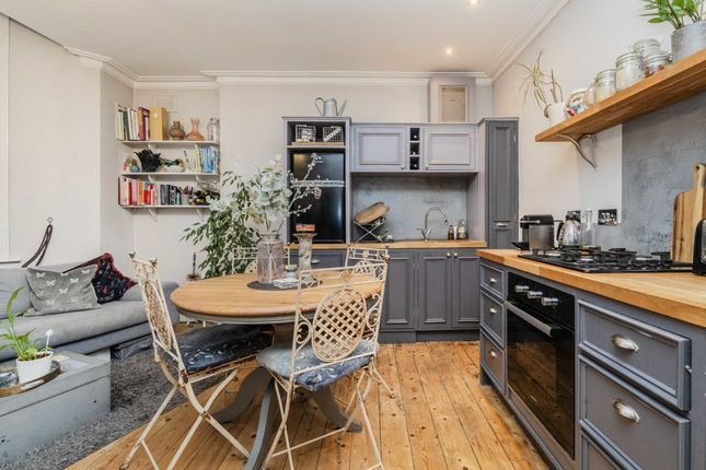 Flat for sale in Bedford Hill, London