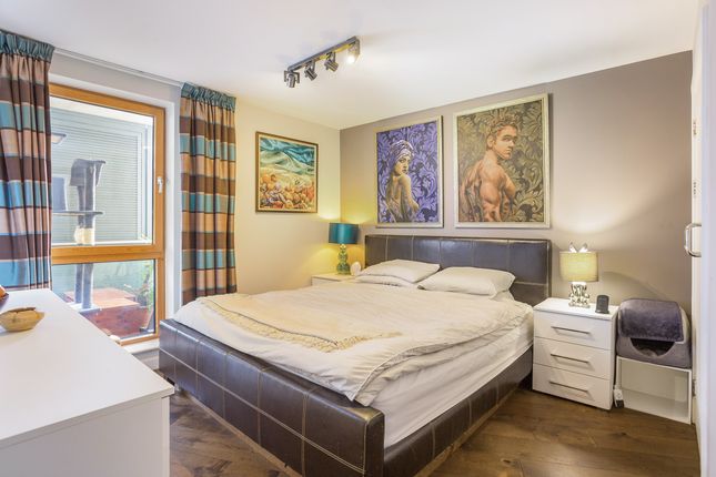 Flat for sale in Dairy Close, Parsons Green